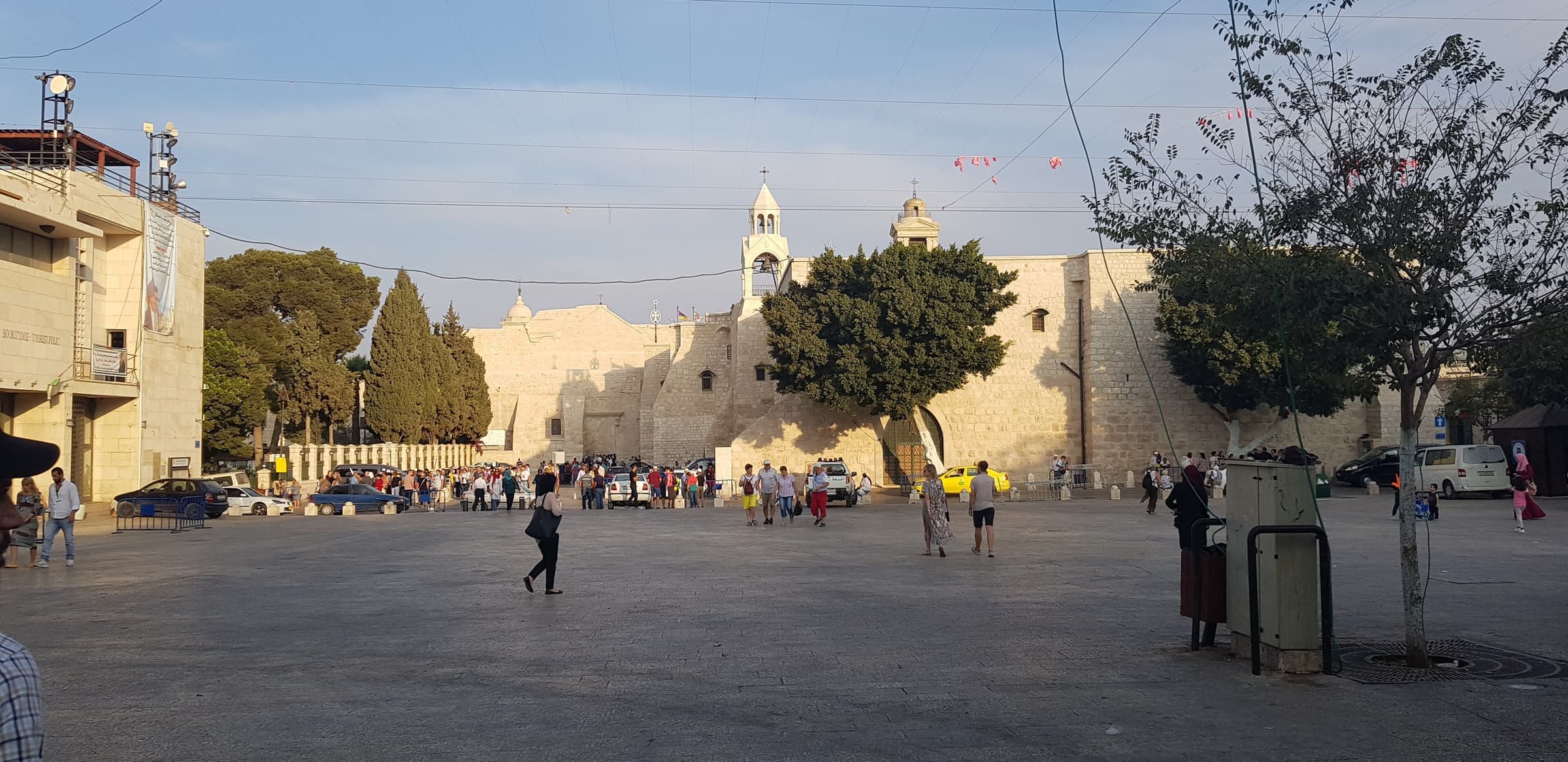 ساحة المهد في بيت لحم، وكنيسة المهد في صدرها