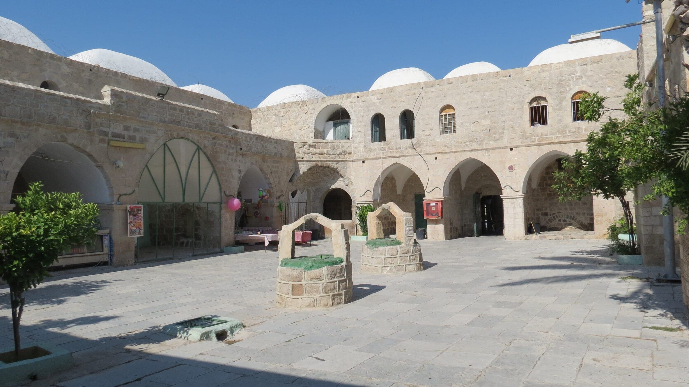 الساحة الداخلية لمقام النبي موسى بأقواسها وقبابها